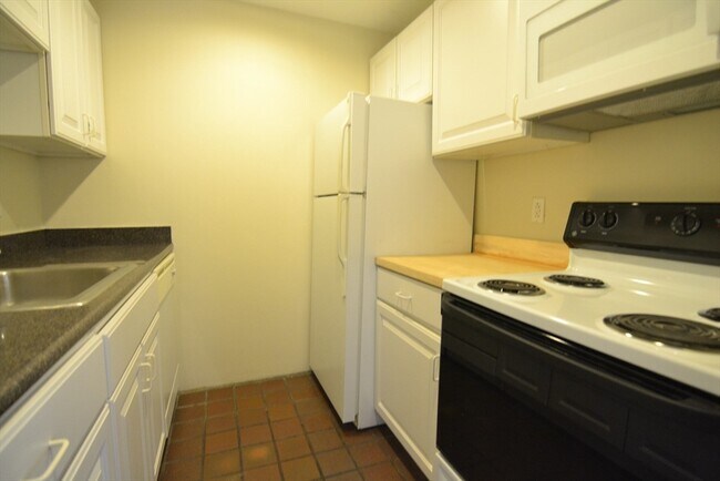 Building Photo - 67 St Germain St