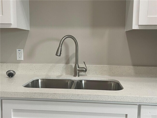 Building Photo - 28 Sparrow Rd