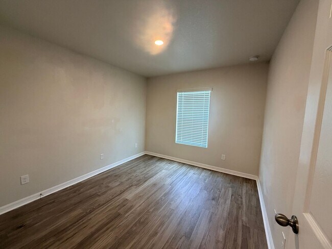 Building Photo - Polished and Inviting modern 2-bedroms, 2-bath