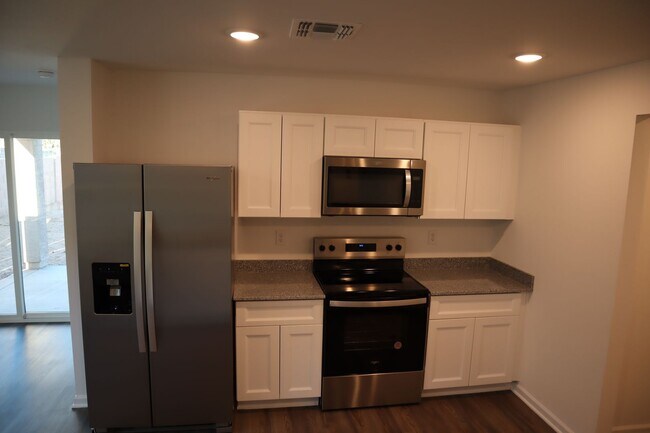 Building Photo - Great Home Great price!
