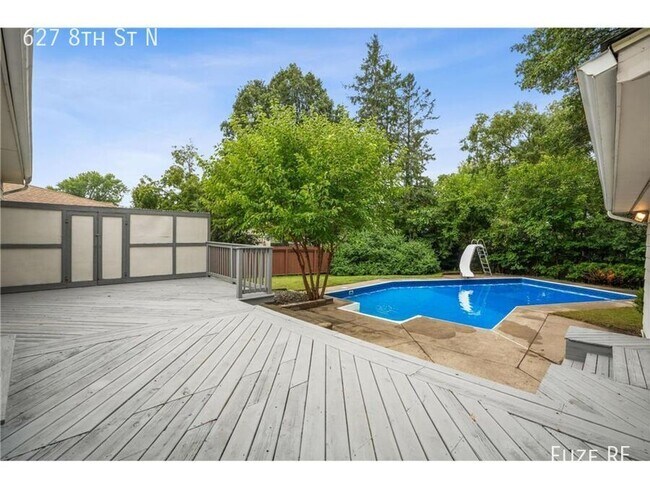 Building Photo - 627 8th St N