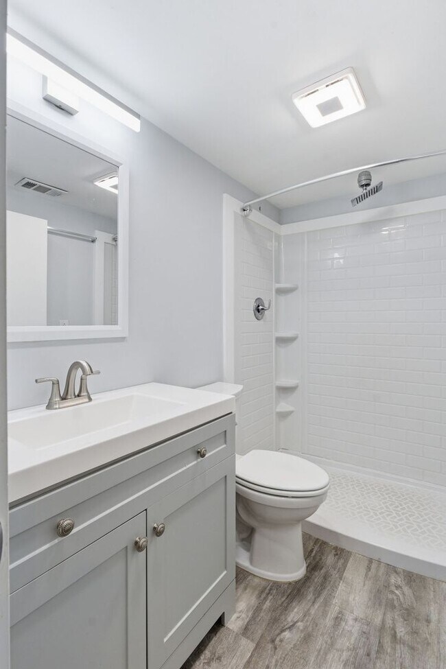 Building Photo - Updated condo in the heart of Green Hills!