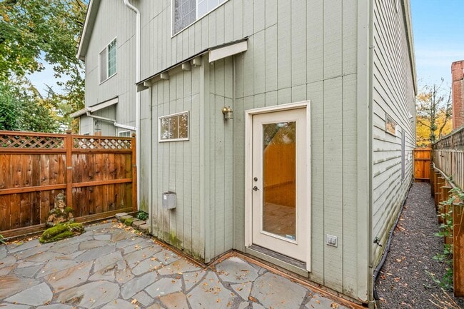 Building Photo - Unique 3-bdrm/2.5-bath duplex w/ A/C—Priva...