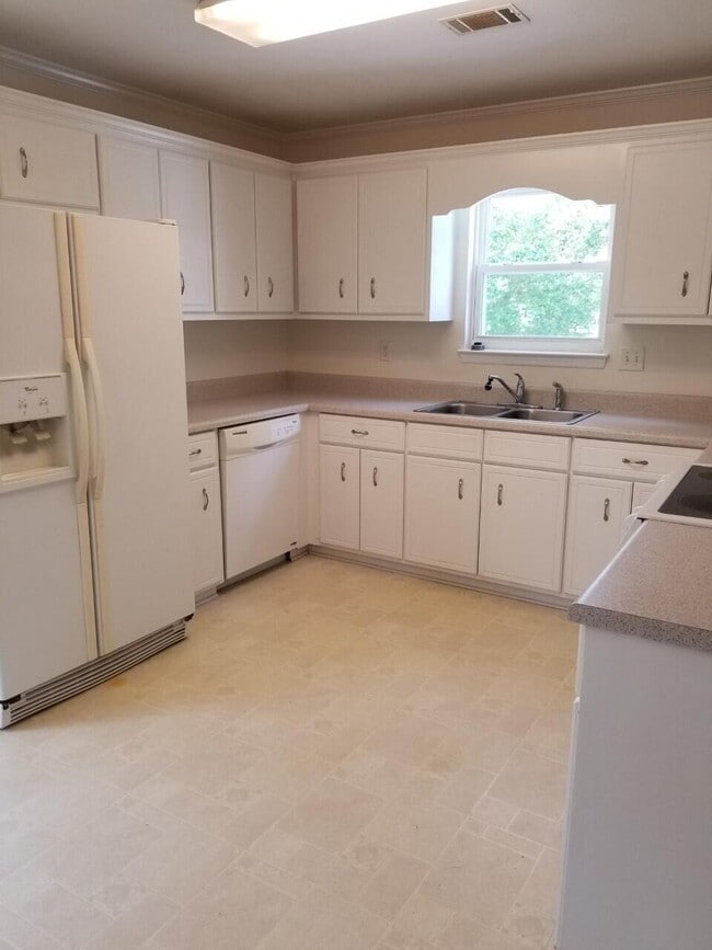 Building Photo - 2012 Sylvan Lake Dr