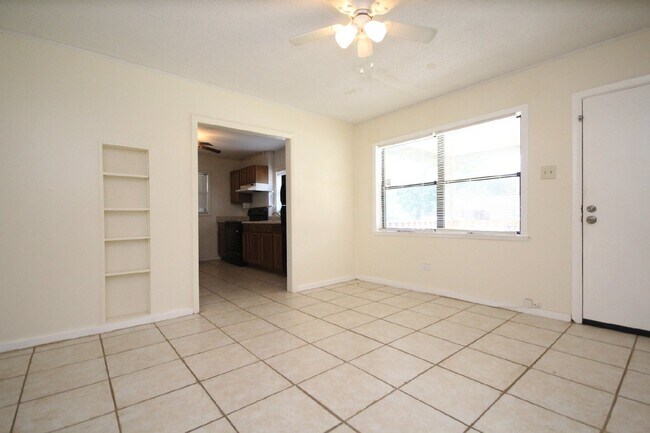 Building Photo - 2BR/1BA Pet-Friendly Duplex in SW Pensacol...