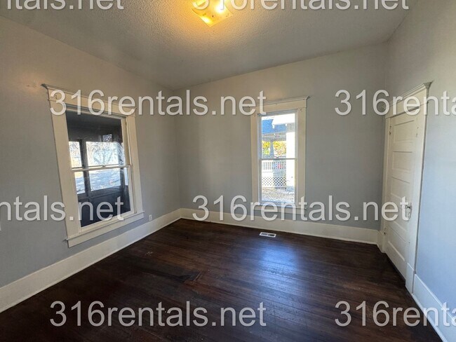 Building Photo - $995 - 3 bed 1 bath - Single Family Home