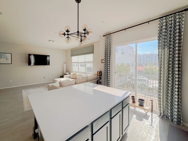 Building Photo - EXQUISITE 2 BEDROOM TOWNHOME IN THE HEART ...