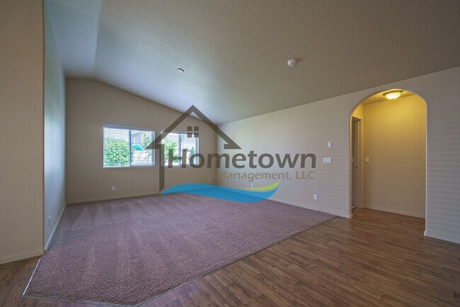 Building Photo - 3 Bedroom 2 Bathroom Home with Attached 2 ...