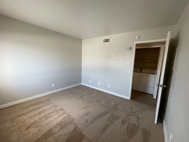 Building Photo - Lovely 2 Bedroom 2 Bath with Fireplace!