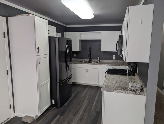 Building Photo - Single Family Home Near Shopping and Schools