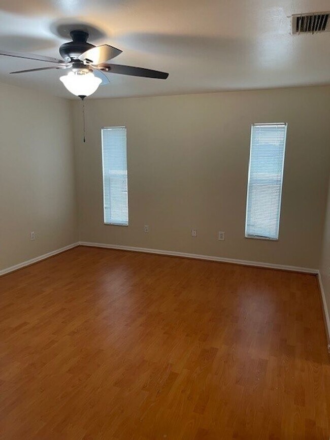 Building Photo - 910 SW 34th Terrace