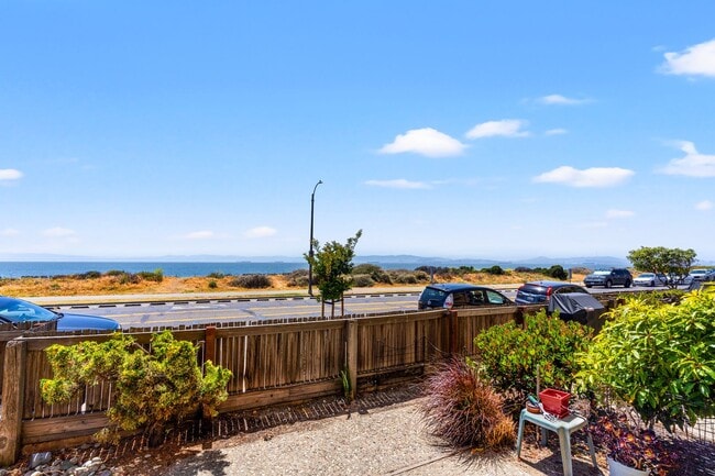 Building Photo - Beautiful 2 Bedroom Corner Unit on the Bea...
