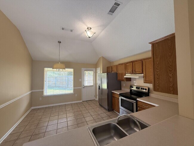 Building Photo - "Charming 3-Bedroom Lakeland Home with Cozy Fireplace & Gleaming Hardwood Floors!"