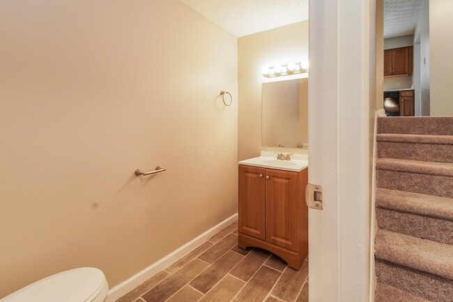 Building Photo - 6560 Benjamin Dr