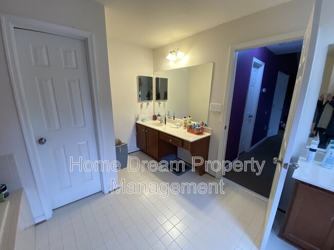 Building Photo - 11212 Katerina Dr S