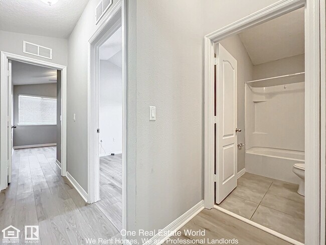 Building Photo - 5361 Windsor Lake Cir
