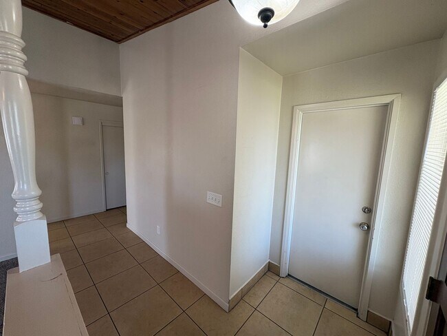 Building Photo - Cozy Home On Spacious Lot In Tulare Available Now!
