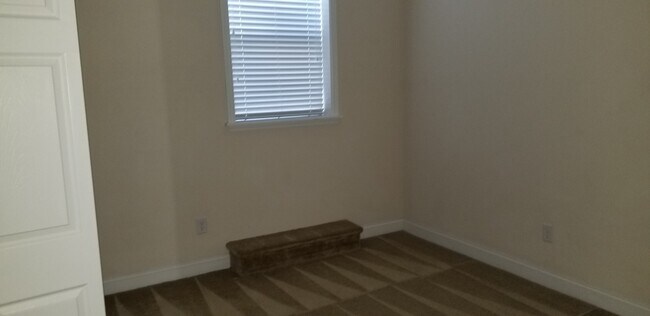 Building Photo - 300 Sea Knight Ln