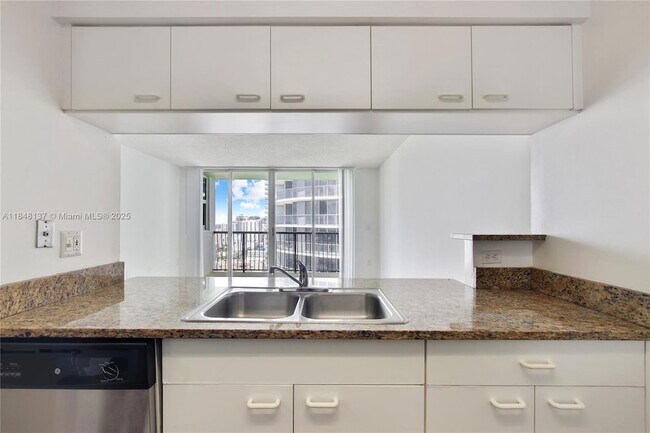 Building Photo - 1756 N Bayshore Dr