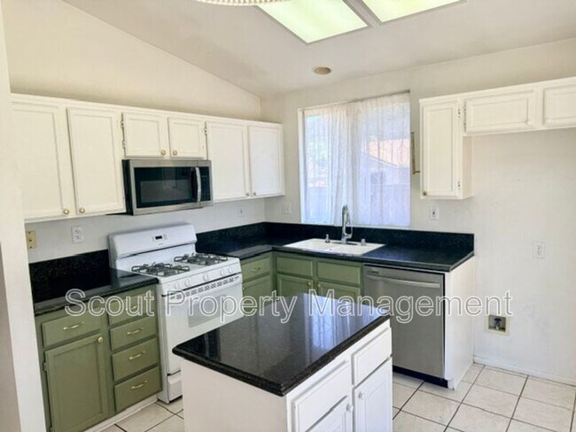 Building Photo - 45369 Tejon Ct