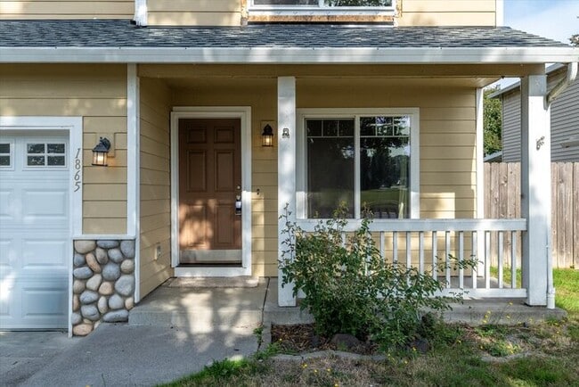 Building Photo - THREE BEDROOM PLUS BONUS OR FOURTH BEDROOM