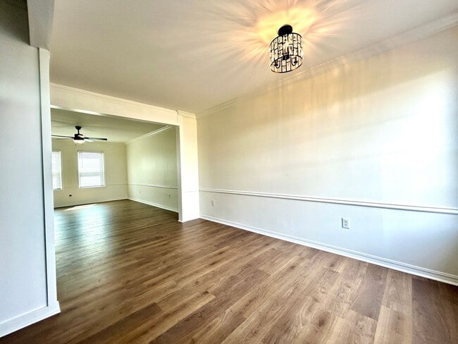 Building Photo - Well appointed 2 bed, 2.5 bath Townhouse