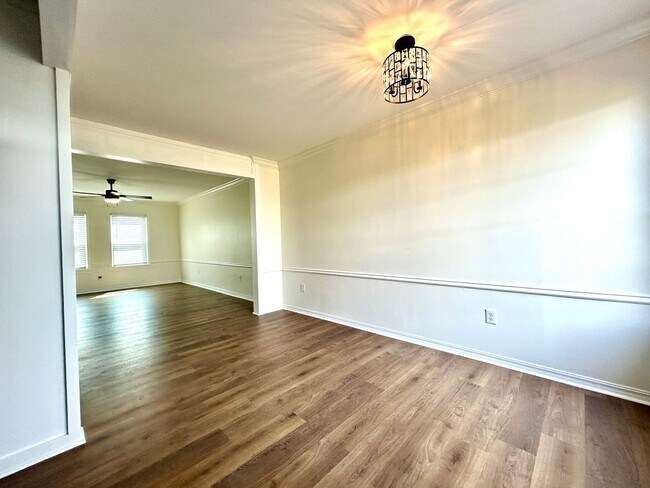 Building Photo - Well appointed 2 bed, 2.5 bath Townhouse Partial Utilities Included!