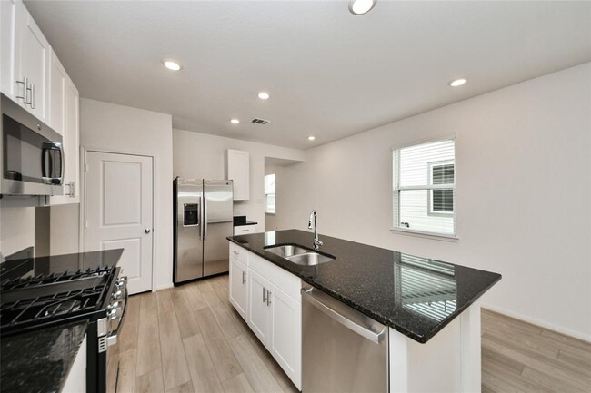 Building Photo - 18010 Whitetail Run Ln