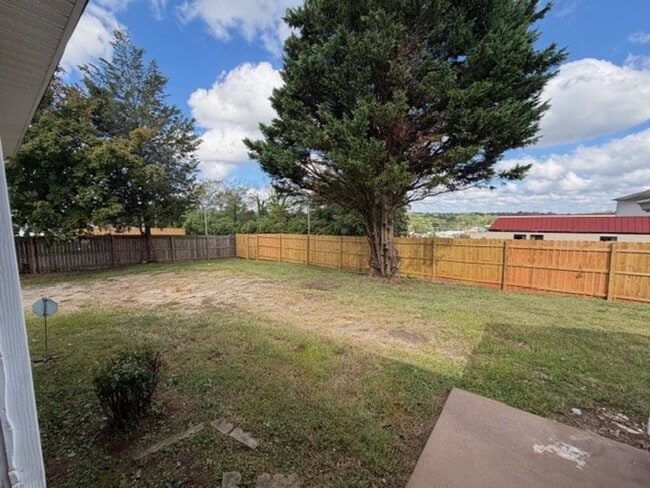 Building Photo - 2 bedroom, 1 bath House available NOW