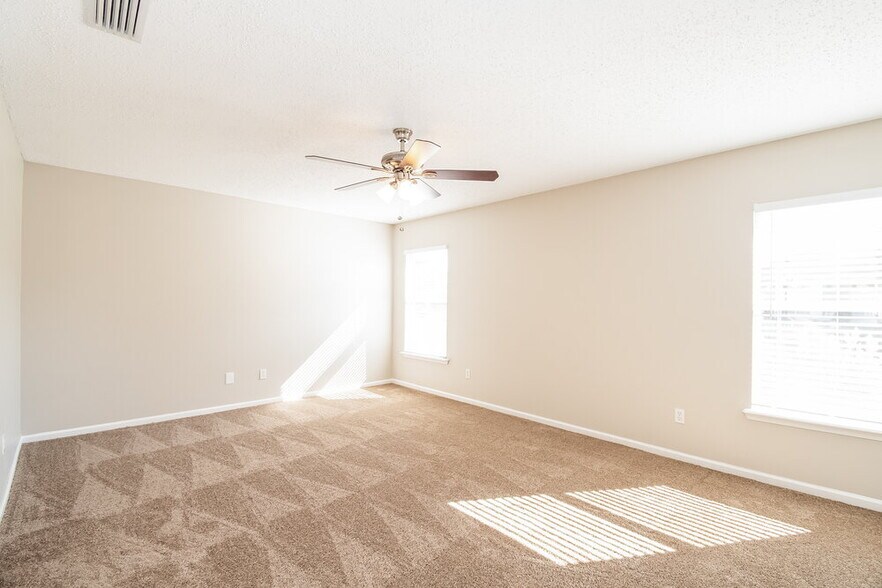 Building Photo - 14027 Crestwick Dr W