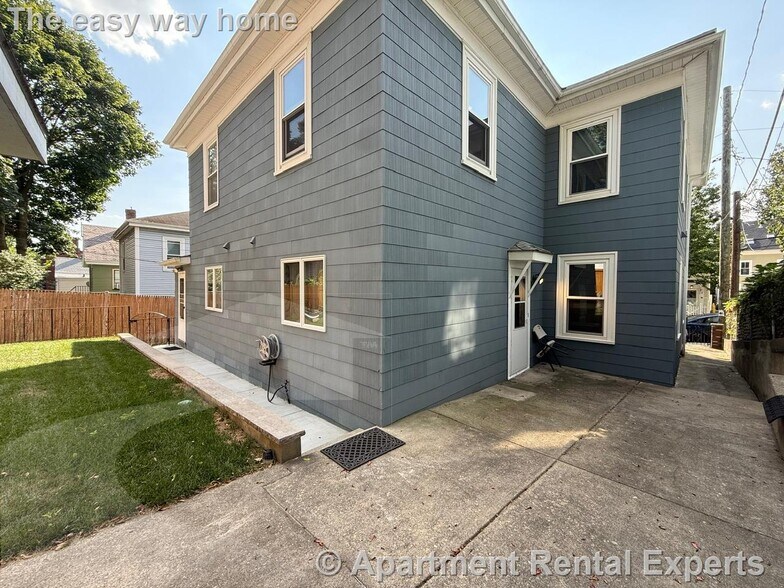 Building Photo - 25 Putnam St