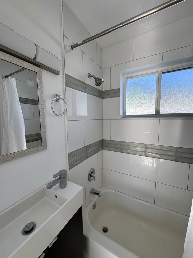 Shower. - 2415 Thomas St