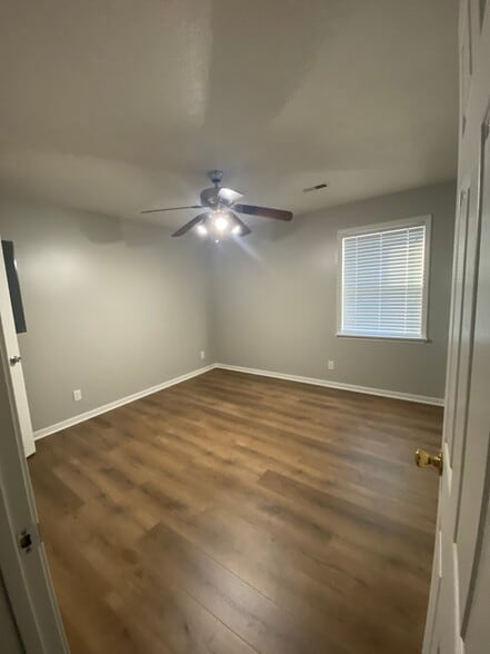 Building Photo - 193 Circle Dr