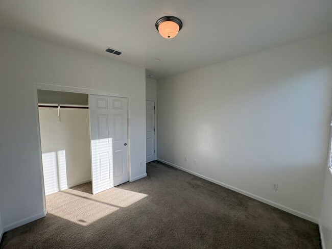 Building Photo - NW Visalia Home Near Shopping Center Available Now!