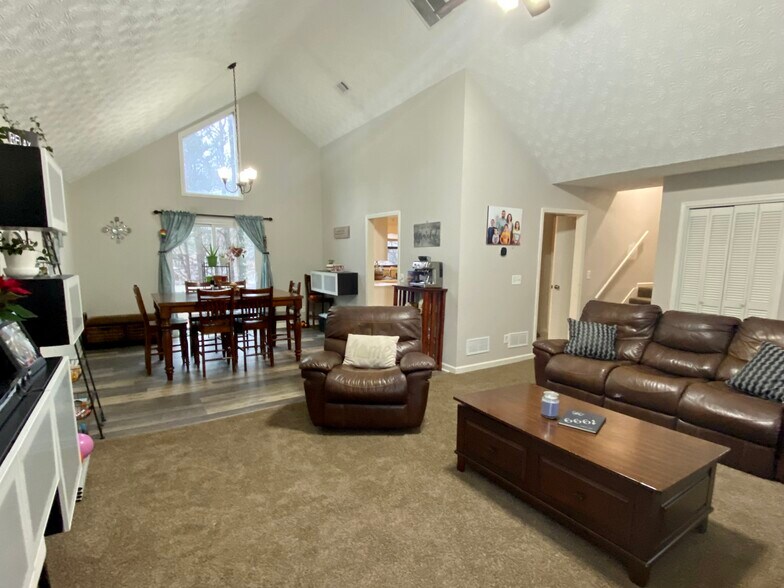 Building Photo - 1095 Mountain Springs Dr NW