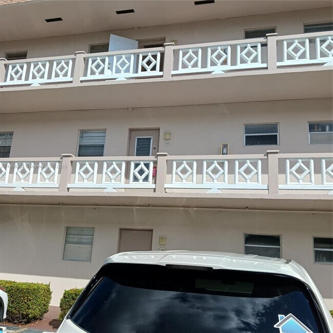 Building Photo - 5181 W Oakland Park Blvd