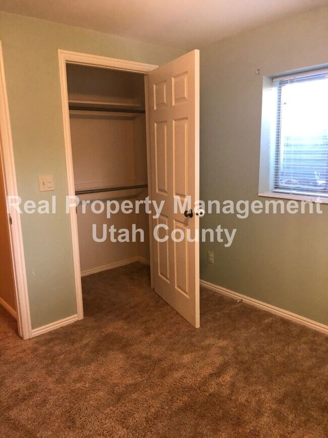 Building Photo - Spacious Lehi Home