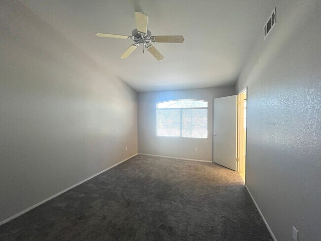 Building Photo - 2 bed, 2 bath condo located in gated community w/lush landscaping, 2 pools, spas, BBQ areas & clu...