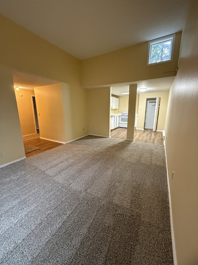 Building Photo - Fairwood Area Unit Available with Move-In Special!