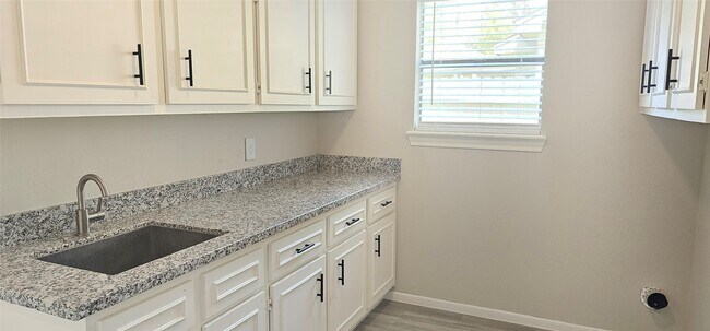 Building Photo - 930 Caswell Ct