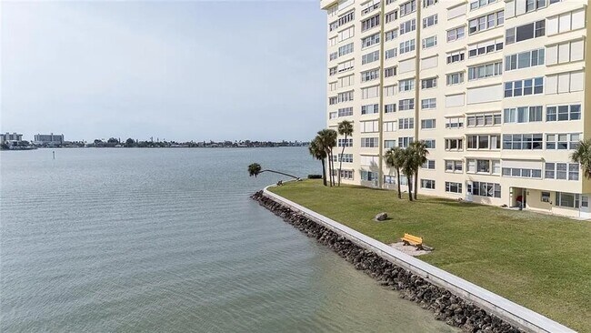 Building Photo - 10th FLR 2B/2BA Waterfront with Panoramic Intercoastal Views in 55+ Community