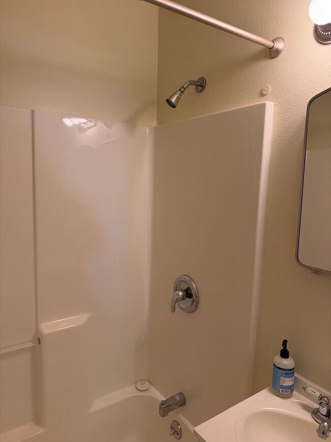Building Photo - Updated 2 bedroom 1 bathroom house in Eugene!