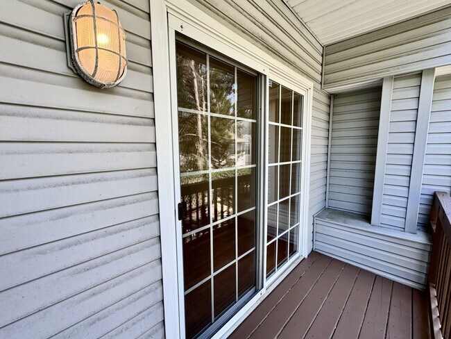 Building Photo - A Chesapeake Bay Townhome w/Garage, Available NOW! 2 Downstairs Bedrooms - Pet Friendly - 2 Balco...