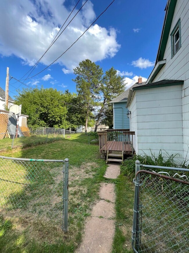Building Photo - AVAILABLE NOW! 4 Bedroom 1 Bath Home!