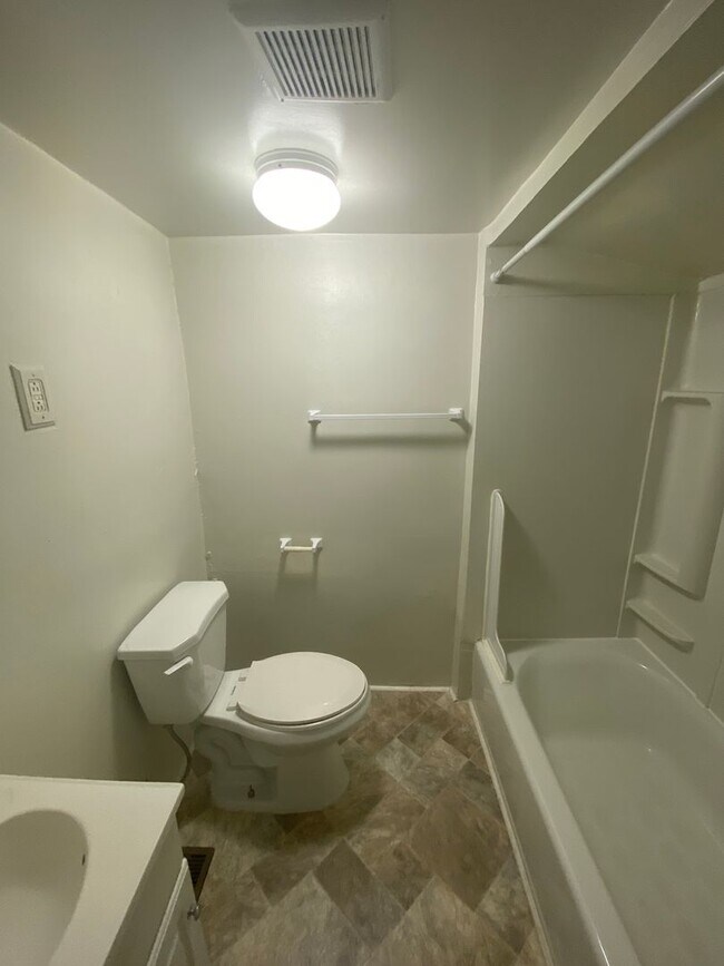 Building Photo - Big kitchen. Fenced yard. Walltown location. Under $1,300.