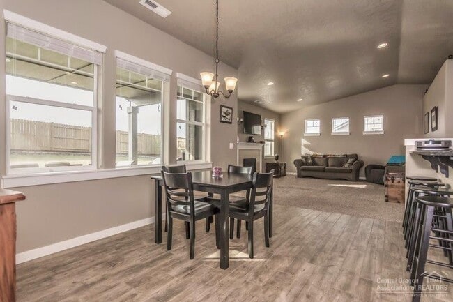 Building Photo - 4368 SW Umatilla Ave