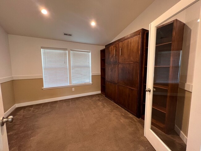 Building Photo - Private location in Crossroad Neighborhood!