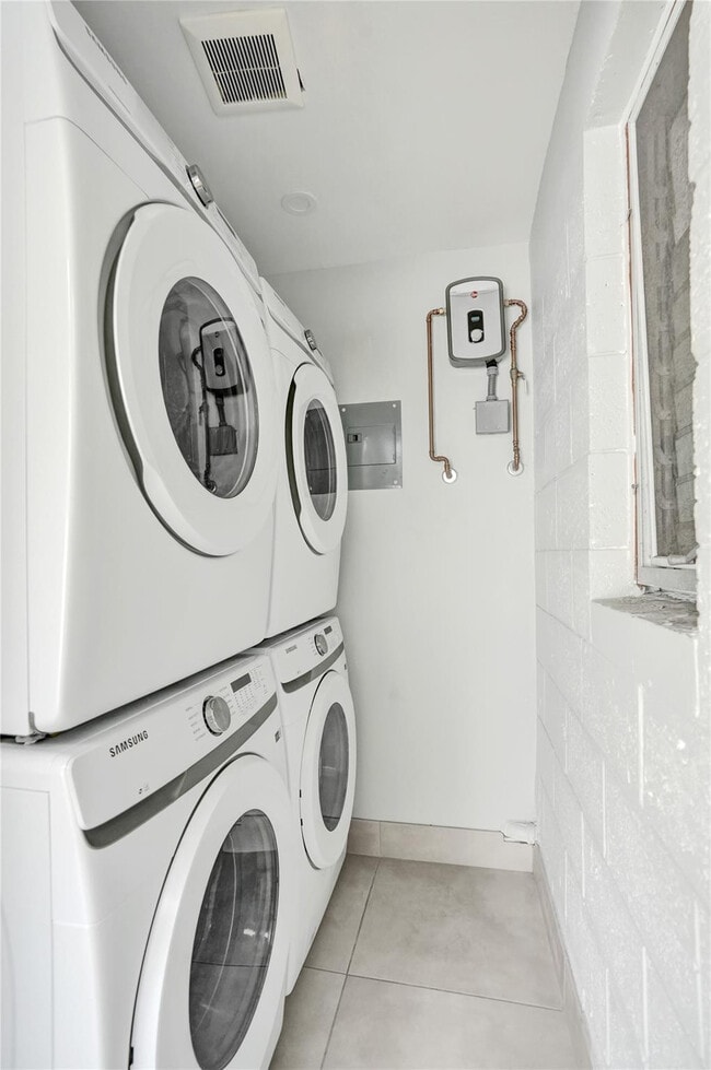 Building Photo - 901 SE 14th Ct