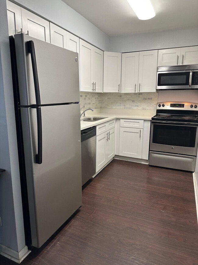 Building Photo - 3825 N Pine Grove Ave