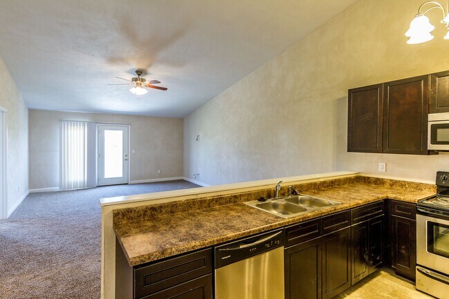 Building Photo - 2 bed 2 bth duplex- available now